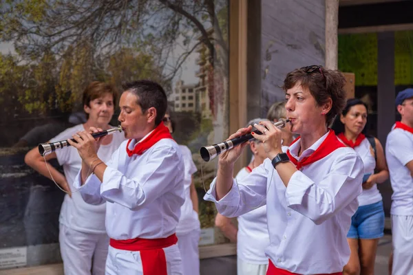 パンプローナ ナバラ スペイン 人々はパンプローナで 赤いネクタイで伝統的な白い裸の赤い服でサンフェルミン祭りを祝う — ストック写真