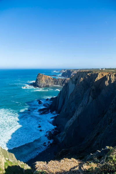 ポルトガルのサグレス近くのアルガルヴェ西海岸の崖 — ストック写真