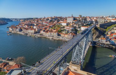 Porto, Portekiz: Eski kentteki Douro nehri kıyısındaki Ribeira tarihi bölgesi ve I. Luis köprüsü, Porto, Portekiz.
