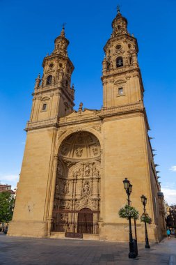 Logrono, İspanya - Logrono 'daki Santa Maria de la Redonda Kilisesi' ne bakın. Logrono İspanya 'nın kuzeyinde Ebro Nehri üzerinde bir şehirdir. La Rioja eyaletinin başkentidir..