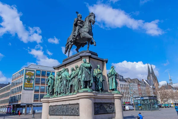 德国科隆 弗里德里希威廉三世的马术雕像 座落在历史市中心的鹅卵石广场上 游客漫步其间 — 图库照片