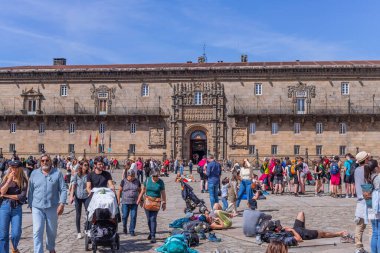 Santiago de Compostela, İspanya. Santiago ve Obradoiro Meydanı Katedrali 'nin ana meydanı. Turistler ve hacılar