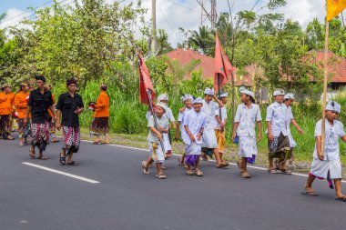 Bali, Endonezya: Kraliyet yakma töreni. Balili Hindu dini geçit töreni. Bade ve Lembu Kara Boğa cennete giden ruhun sembolü.