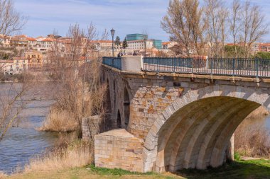 Zamora, İspanya: Zamora eski kasabası ve Douro nehri. Zamora, İspanya