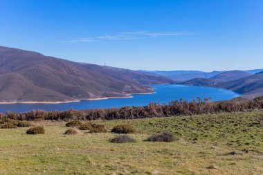 Göl manzarası, Puebla de Sanabria yakınlarındaki dağlar, Zamora, İspanya