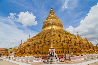 Bagan, Myanmar: Bagan şehrindeki altın güzelliğindeki Shwezigon Pagoda
