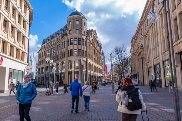 Köln, Almanya: Köln şehrinin ana caddesi, Schildergasse, öğleden sonra birkaç kişiyle