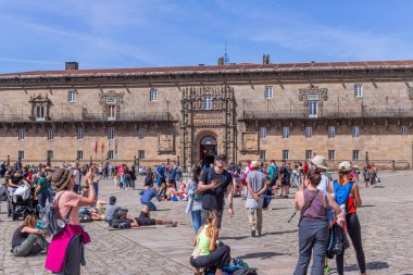 Santiago de Compostela, İspanya. Santiago ve Obradoiro Meydanı Katedrali 'nin ana meydanı. Turistler ve hacılar