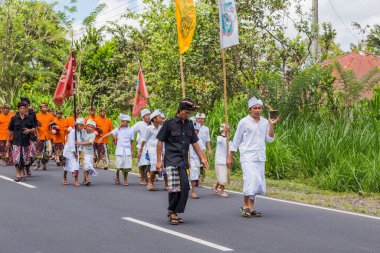 Bali, Endonezya: Kraliyet yakma töreni. Balili Hindu dini geçit töreni. Bade ve Lembu Kara Boğa cennete giden ruhun sembolü.