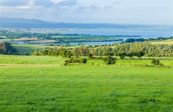 俯瞰爱尔兰邓加文附近的乡村 山丘和大海 — 图库照片