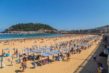 San Sebastian, Bask Ülkesi, İspanya: 20 Ağustos 2022: San Sebastian şehrindeki La Concha plajının manzarası
