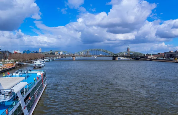 德国科隆 2023年3月23日 德国北莱茵 威斯特法伦州科隆的霍亨佐伦桥 Hohenzollern Bridge 或霍亨佐伦 恩布鲁克桥 Hohenzollernbrucke 与船只 — 图库照片