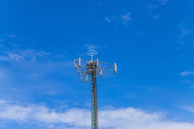 Fatima, Portekiz: 30 Nisan 2023: Bir cep telefonu anten kulesinde çalışıyor. Teknisyen, telekomünikasyon kulesi onarımı. Fatima, Portekiz