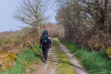 Navarre, İspanya, 04 Aralık 2022: Pilgrim, St. James hac rotası olan Camino De Santiago boyunca yürür..