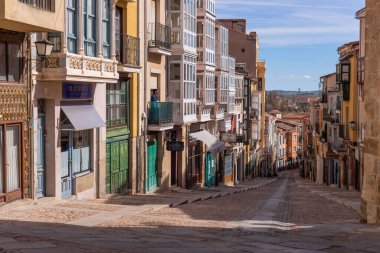 Zamora, İspanya: Zamora şehir merkezinde renkli cepheli Picturesque caddesi