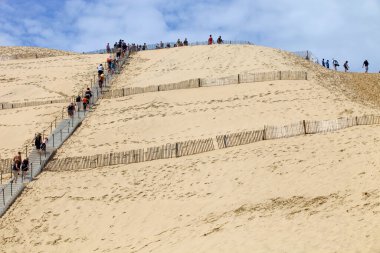 PYLA SUR MER, FRANCE: Fransa 'nın Pyla Sur Mer kentindeki ünlü Pyla kumulunda Siblu örgütünden insanlar kansere karşı eylem halinde.