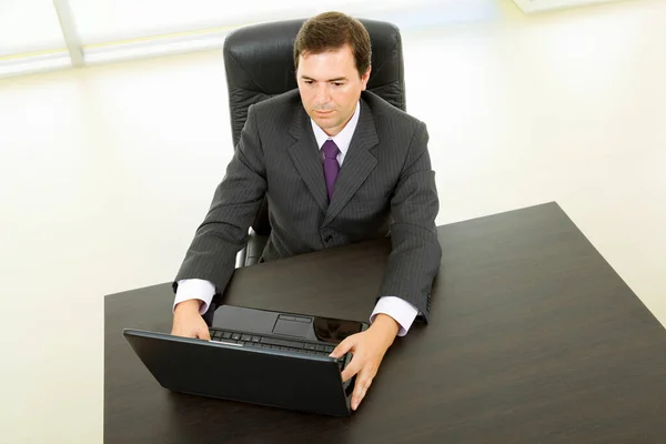 Jovem Homem Negócios Que Trabalha Com Laptop Isolado — Fotografia de Stock