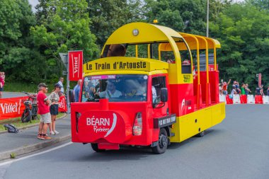 Bayonne, Fransa: Tour de France 'ın karavan otomobili 