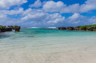 Vanuatu 'daki Efate Adası' nda sahil, Port Vila yakınlarında. Doğu kıyısında ünlü bir plaj.