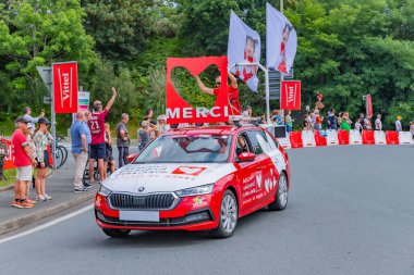 Bayonne, Fransa: Tour de France 'ın karavan otomobili 