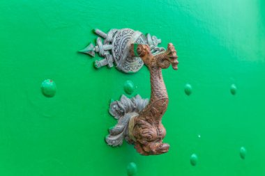 Eski kapı kolu paslı demir halka ahşap kapı girişinde, Brittany, Fransa