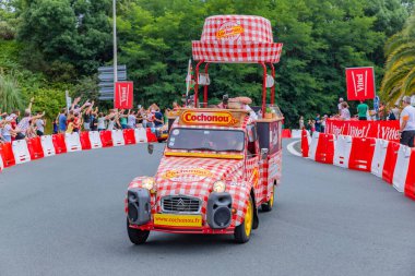 Bayonne, Fransa: Tour de France 'ın karavan otomobili 