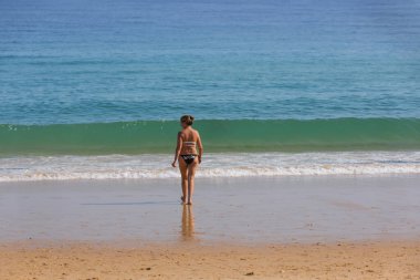 Vila do Bispo 'daki ünlü Salema plajındaki kadın. Bu plaj Algarve 'nin ünlü turistik bölgesinin bir parçasıdır..