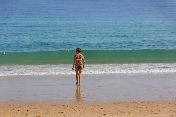 Vila Bispo Daki Ünlü Salema Plajındaki Kadın Plaj Algarve Nin — Stok fotoğraf