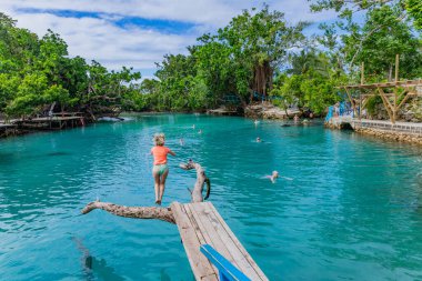 Port Vila, Vanuatu: Mavi Göl 'de yüzen insanlar, Port Vila, Efate Adası, Vanuatu, Melanezya yakınlarındaki popüler turkuaz manzaralı bir yüzme havuzu