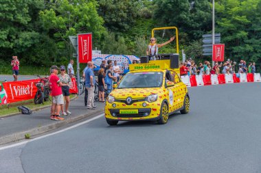 Bayonne, Fransa: Tour de France 'ın karavan otomobili 