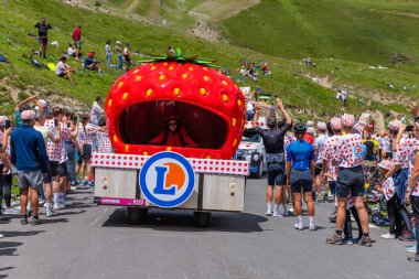 Col du Tourmalet, Fransa: Fransa 2023 Fransa Bisiklet Turu 'nun 6. Aşaması sırasında Pyerenees dağlarındaki Col du Tourmalet' in tepesindeki karavan vagonu