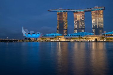 Marina Körfezi, Singapur - Sanat Bilimleri Müzesi ve Sands Oteli 'nin manzarası gece aydınlandı