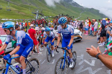 Col du Tourmalet, Fransa: Jaico Takımı Fransa Bisiklet Turu 2023 'ün 6. Aşaması sırasında Pyerenees dağlarındaki Col du Tourmalet yoluna tırmandı.