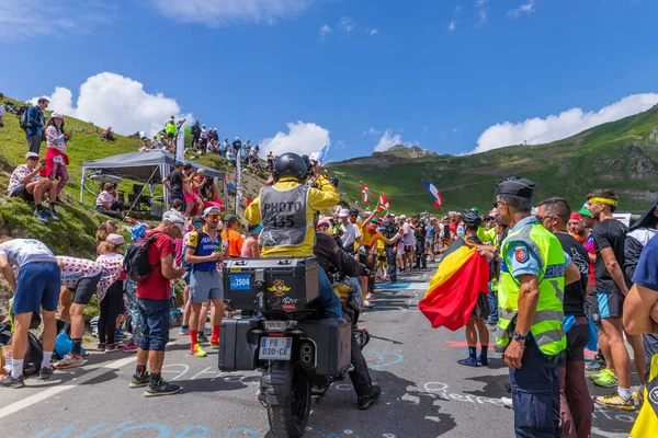 Col Tourmalet France Cycling Fans Waiting Buch Top Col Tourmalet — Stock Photo, Image