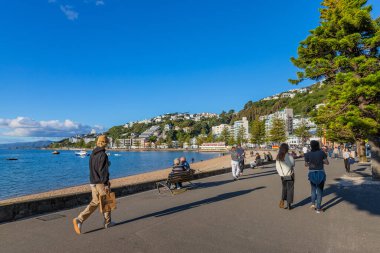 Wellington, Yeni Zelanda: İnsanlar Wellington Rıhtımı boyunca güneşli havanın tadını çıkarıyorlar