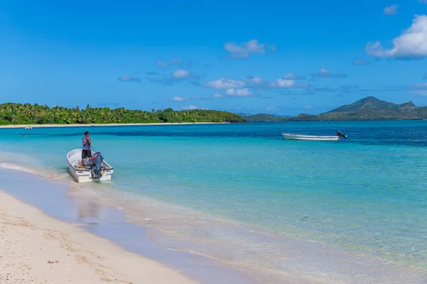 Nacula Fiji Ember Egy Csónakban Tengerparton Várja Turistákat Yasawa Island — Stock Fotó