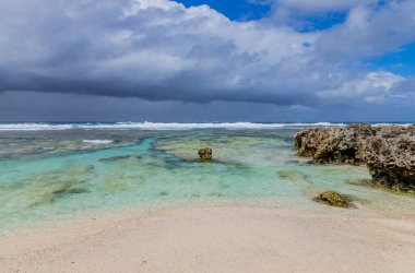 Vanuatu 'daki Efate Adası' nda sahil, Port Vila yakınlarında. Doğu kıyısında ünlü bir plaj.