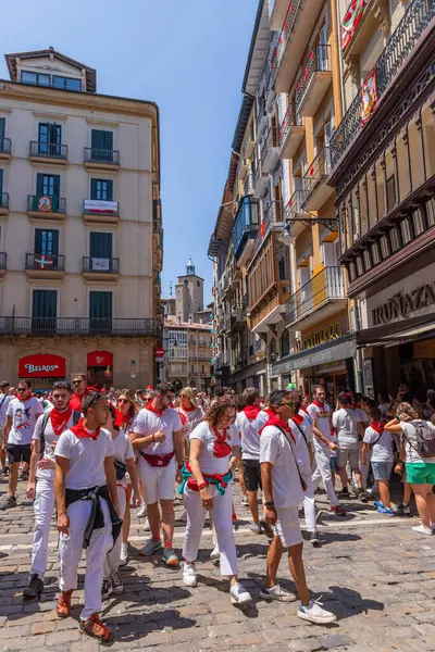西班牙潘普洛纳 西班牙纳瓦拉的潘普洛纳 人们穿着红色领带的传统白色和红色服装庆祝圣弗明节 — 图库照片