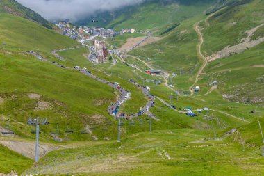 Pyrenees dağlarındaki Col du Tourmalet yakınlarındaki dağ manzarası. Fransa.