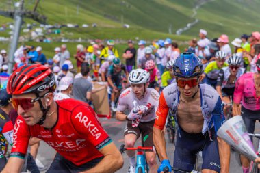 Col du Tourmalet, Fransa: Fransa 2023 Fransa Bisiklet Turu 'nun 6. Aşaması sırasında Pyerenees dağlarındaki Col du Tourmalet yoluna çıkanlar.