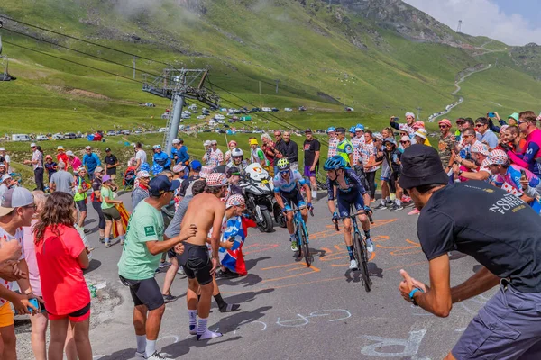 Jezdci Šplhají Silnici Col Tourmalet Horách Pyerenees Během Etapy Tour — Stock fotografie