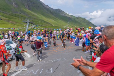 Col du Tourmalet, Fransa: Fransa 2023 Fransa Bisiklet Turu 'nun 6. Aşaması sırasında Pyerenees dağlarındaki Col du Tourmalet yoluna çıkanlar.