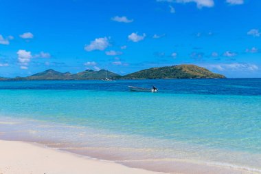 Nacula, Fiji: Nacula Adası, Yasawa adaları, Fiji, Güney Pasifik Adaları, Pasifik 'teki tropikal kumlu plajda turist botları