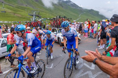 Col du Tourmalet, Fransa: Jaico Takımı Fransa Bisiklet Turu 2023 'ün 6. Aşaması sırasında Pyerenees dağlarındaki Col du Tourmalet yoluna tırmandı.