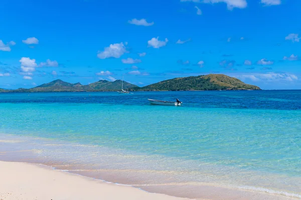 ナヌーラ フィジー ナヌーラ島 ヤサワ島 フィジー 南太平洋諸島 太平洋の熱帯砂浜で観光客ボート — ストック写真