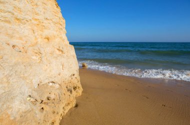 ünlü plajı, Olhos de Agua Albufeira. Bu plaj Algarve bölgesinin ünlü turistik bir parçasıdır.