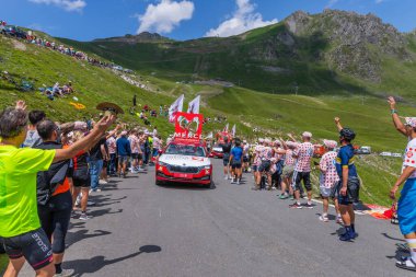 Col du Tourmalet, Fransa: Fransa 2023 Fransa Bisiklet Turu 'nun 6. Aşaması sırasında Pyerenees dağlarındaki Col du Tourmalet' in tepesindeki karavan vagonu