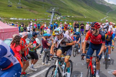 Col du Tourmalet, Fransa: Fransa 2023 Fransa Bisiklet Turu 'nun 6. Aşaması sırasında Pyerenees dağlarındaki Col du Tourmalet yoluna çıkanlar.