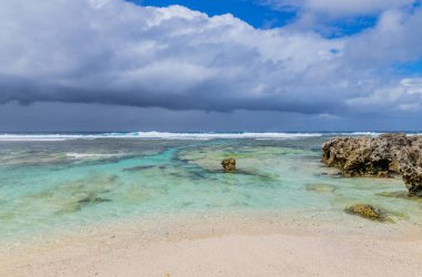 Vanuatu 'daki Efate Adası' nda sahil, Port Vila yakınlarında. Doğu kıyısında ünlü bir plaj.