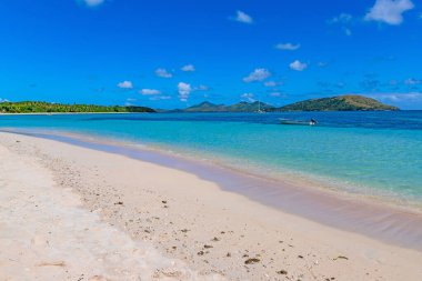 Nacula, Fiji: Nacula Adası, Yasawa adaları, Fiji, Güney Pasifik Adaları, Pasifik 'teki tropikal kumlu plajda turist botları